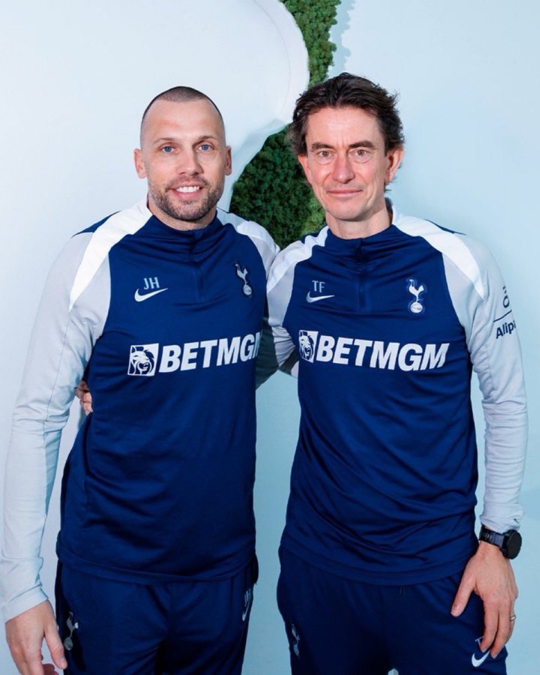 🥉泰晤士报Tom Allnut：热刺高层正在考虑是否解雇主教练弗兰克，并已开始