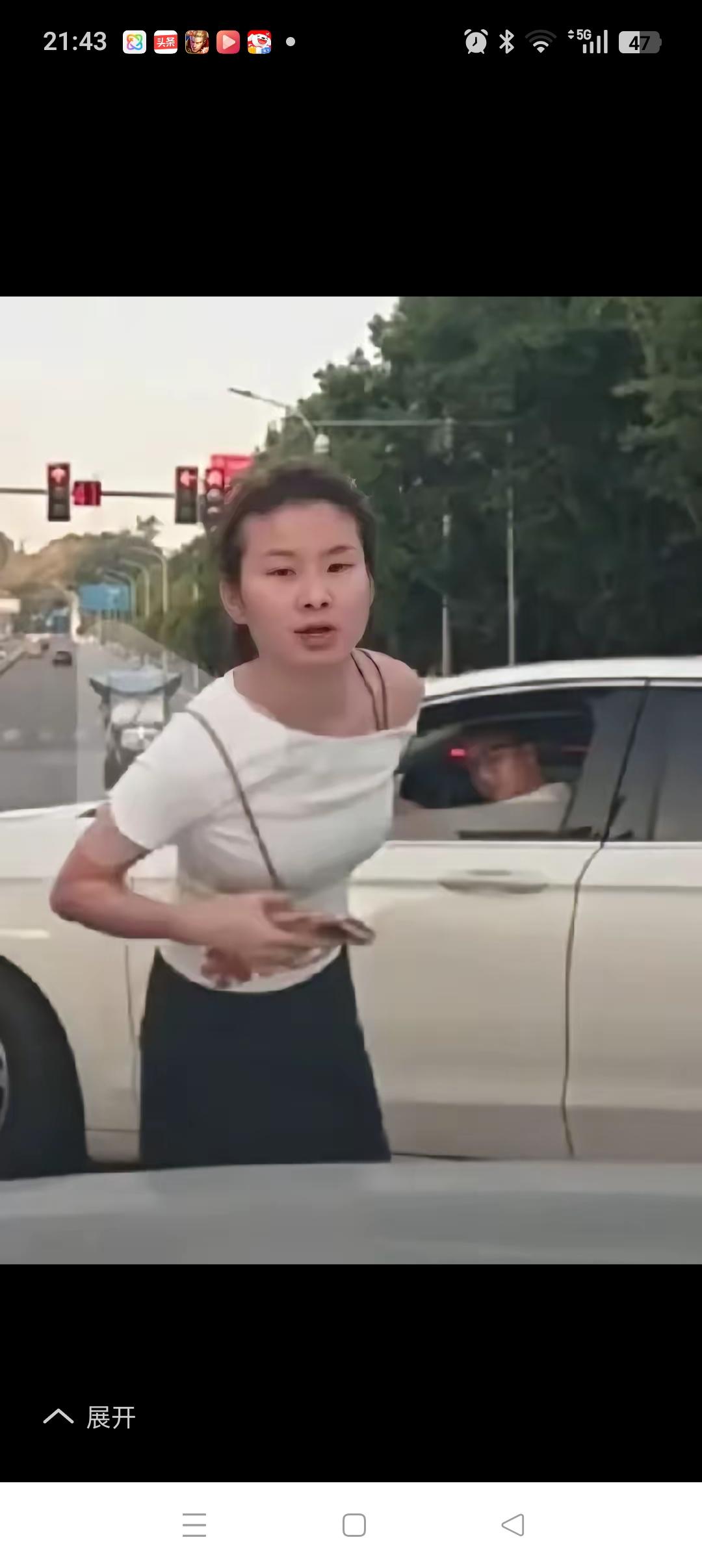 重庆拦车加塞两口子，这同框表情绝了！

7月21号晚上7点多，重庆梁平桂东路一个