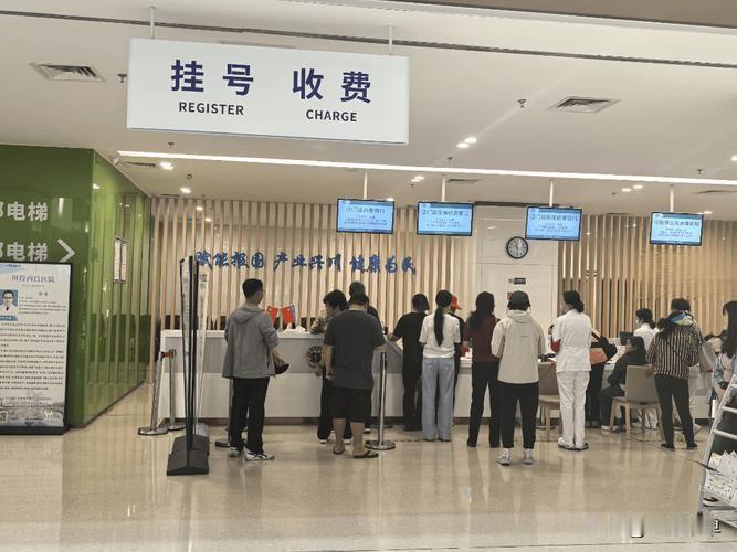 人们看病就按照“先来后到”顺序排队呗，为啥要收取挂号费？要是人得了急病，手里又缺