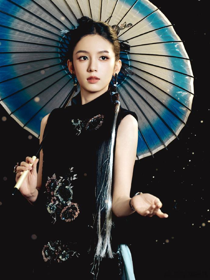 周也青伞揽春风墨色藏雅韵周也2026网络春晚出图 周也2026网络春晚出图，周也