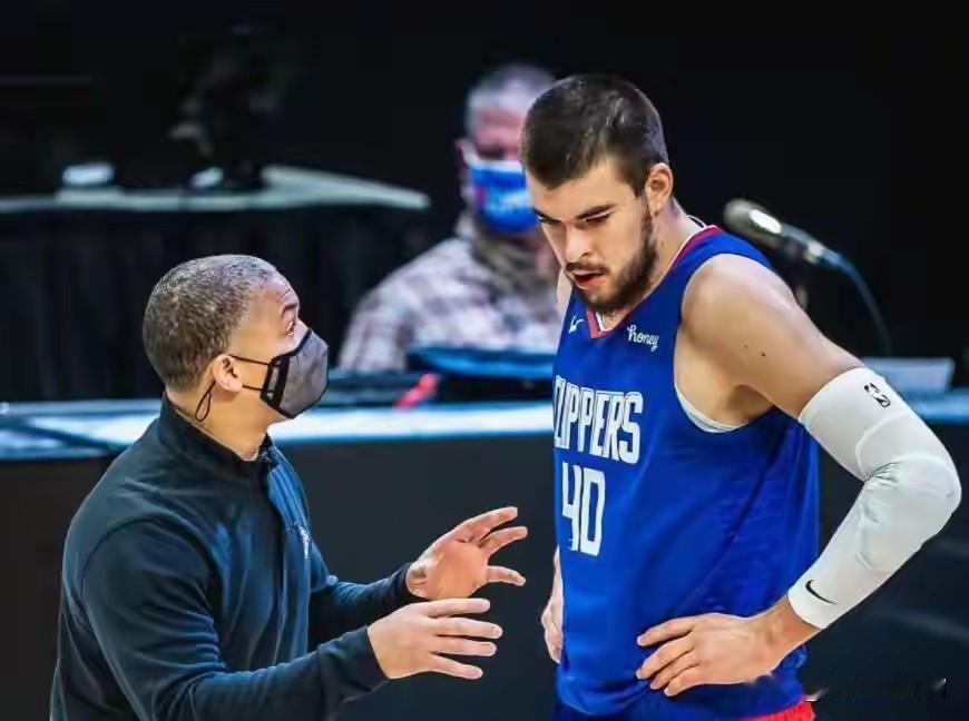 据美国记者Evan Sidery发文爆料，联盟中已有球队向快船打听祖巴茨的交易报