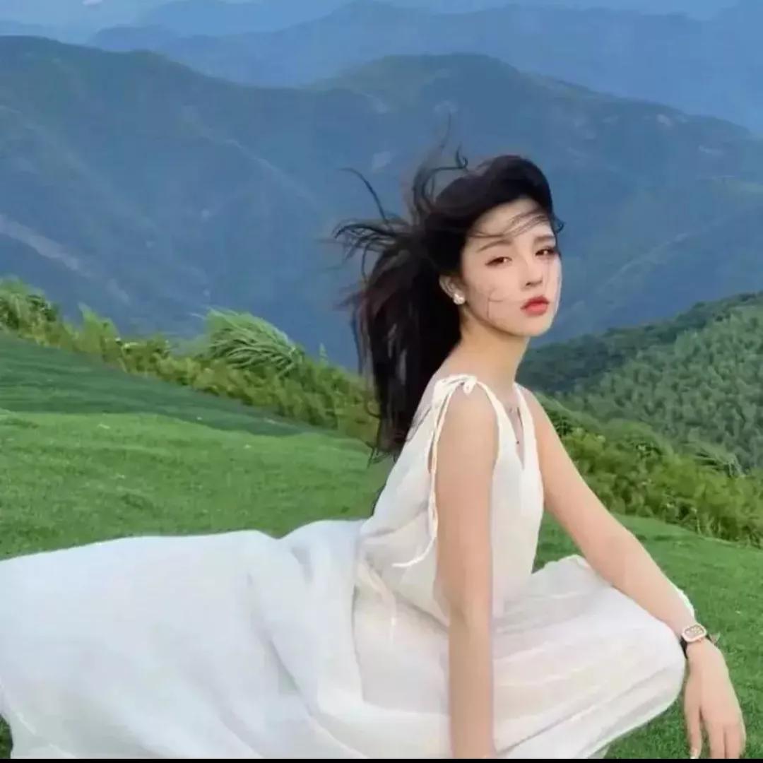 在山间，捕捉自然的美好与宁静自然漫步时光 宁静山间风景 原生态自然的美 自然深处