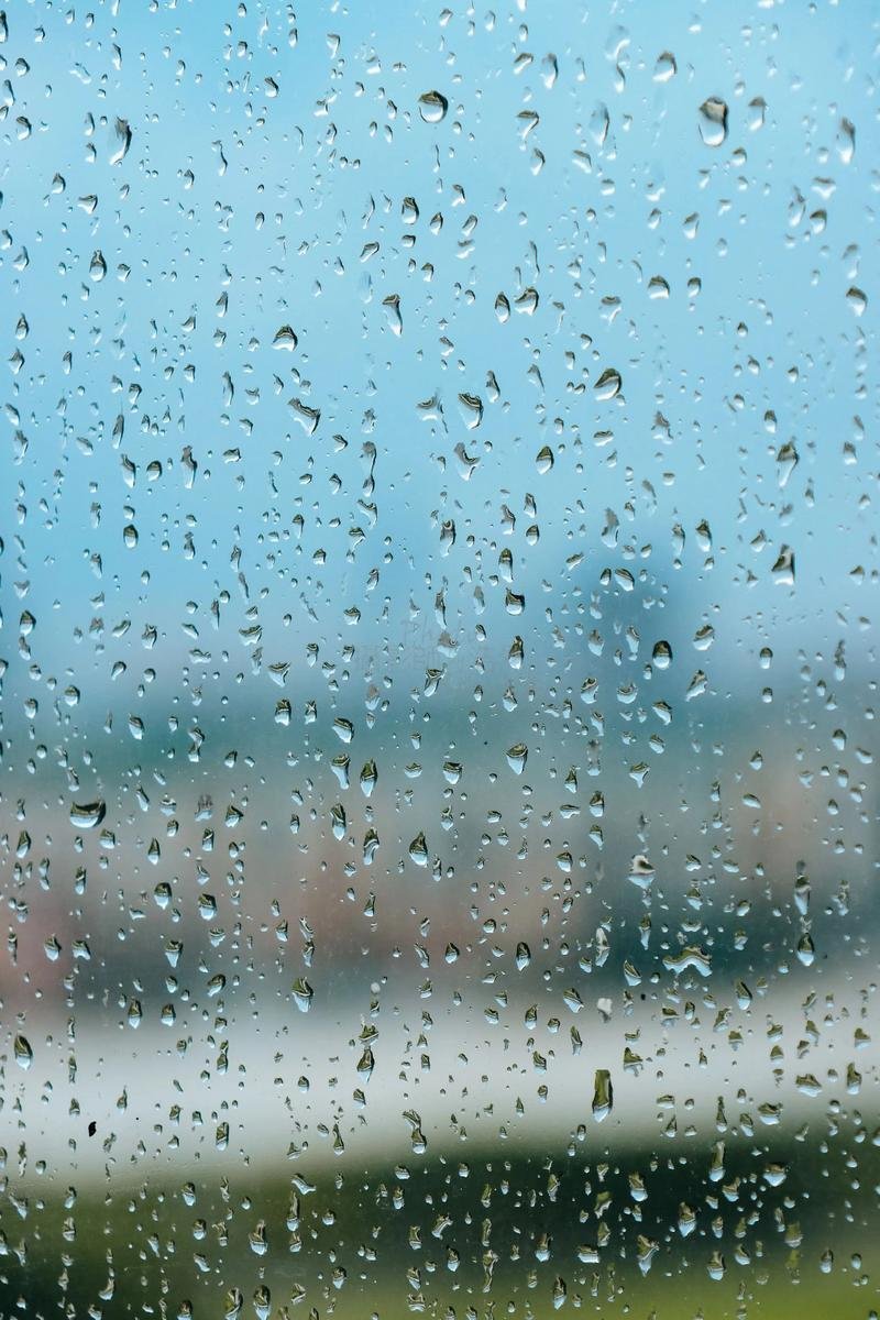 这雨从昨天晚上八点就开始下了这滴滴答答的又下了一夜现在天亮了又开始下大雨了 
