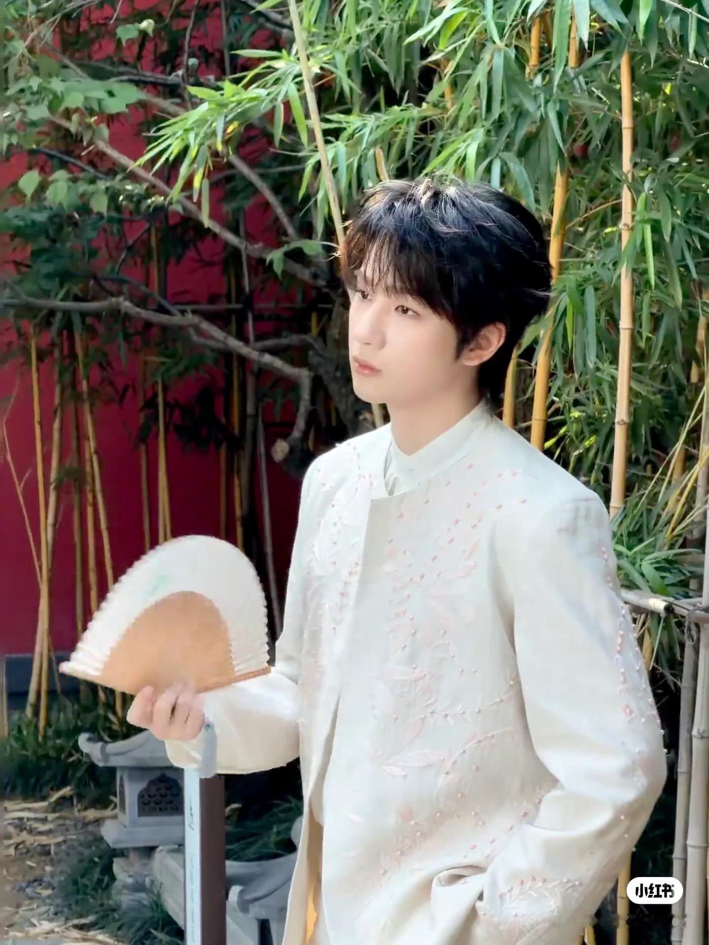 李宏毅  🌸🌸李宏毅0626生日快乐 为君折一盏孔明灯，愿君心之所愿，无事不