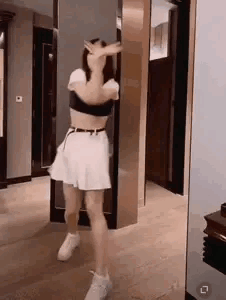 #姚安娜# 华为任正非小女儿姚安娜最新照片，她用华为Pure X 手机自拍吃月饼