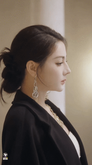 迪丽热巴本尊就坐在这迪丽热巴你来看便是 迪丽热巴来催灵珠们看剧了：本尊就坐在这，