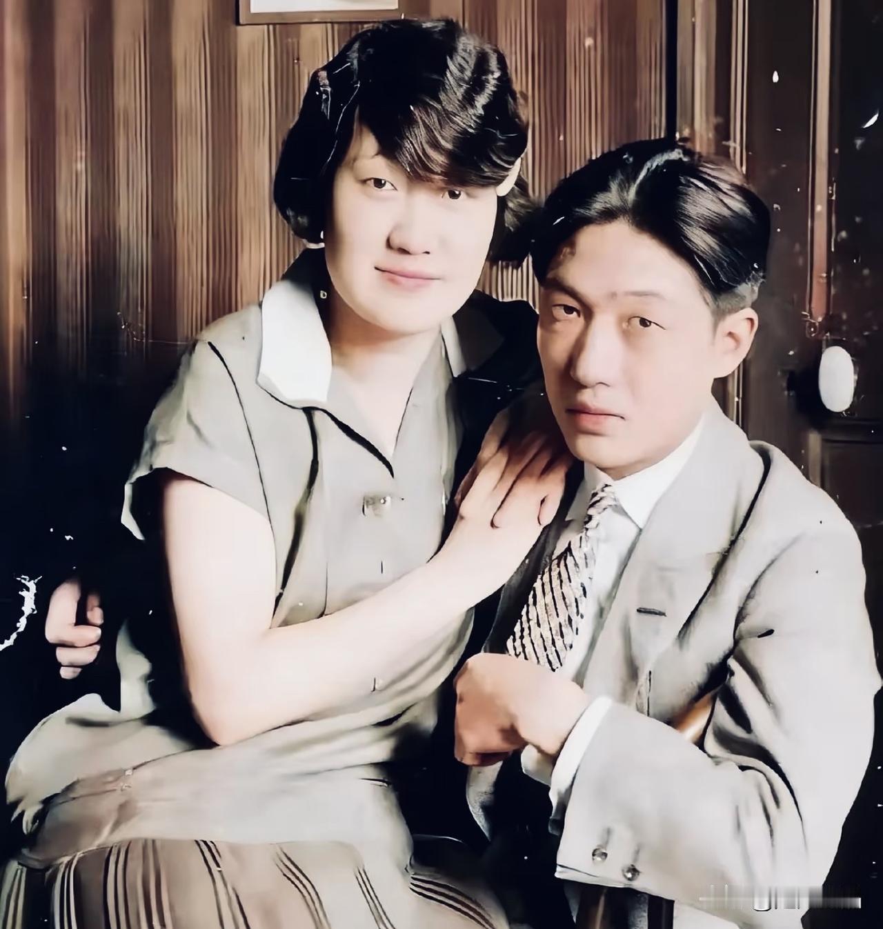 这是徐悲鸿与蒋碧薇的一张留影，时间是1917年，二人依偎的身影，恰似一卷青春画卷