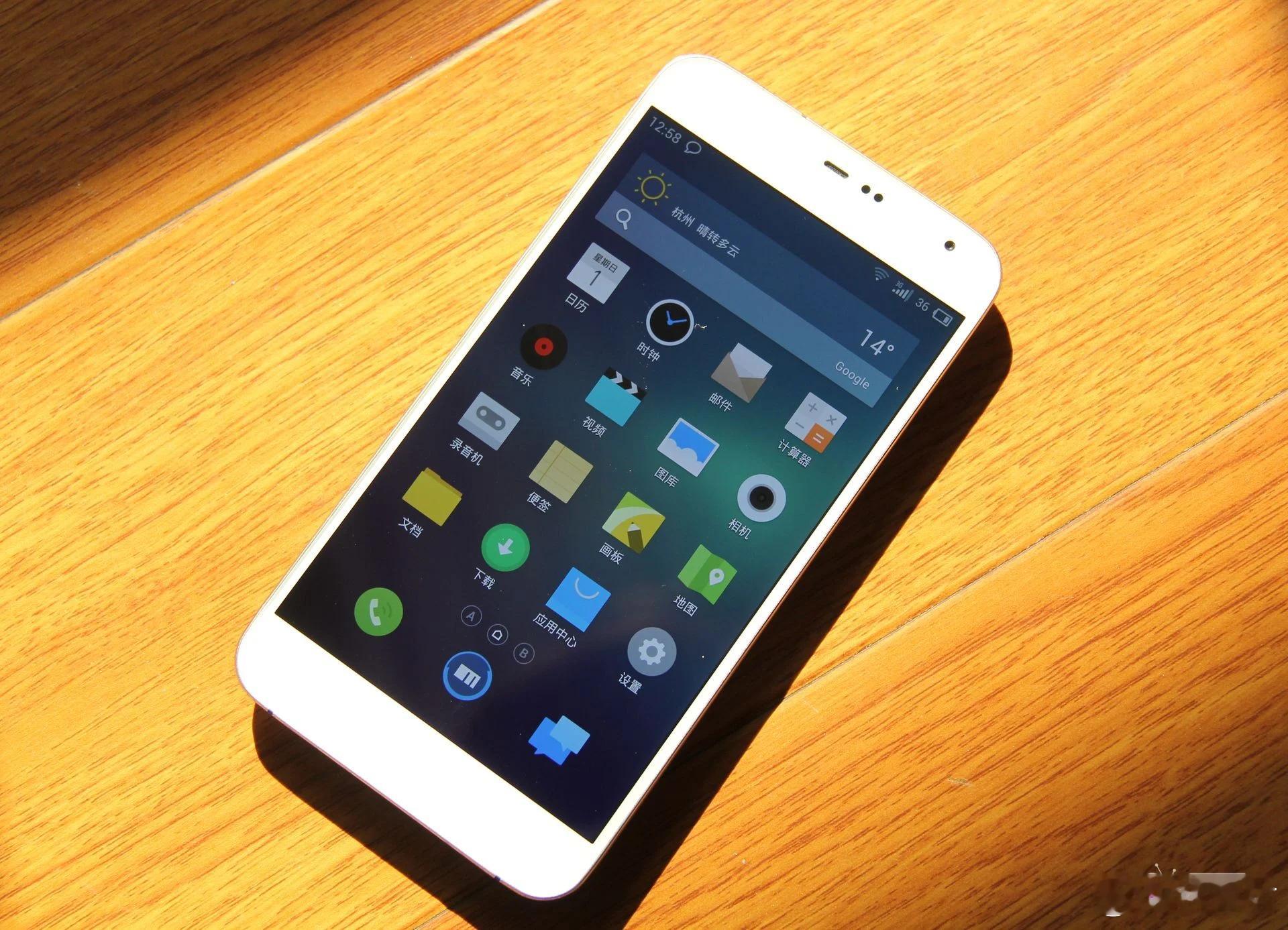 我最喜欢的魅族手机就是当年的MX4，轻薄的机身，优秀的手感，还有当年那个清新简洁