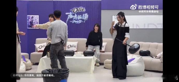 这直播比我奶的年夜饭还乱 声鸣远扬后台直接变派对现场！选手们做饭打闹两不误，吵吵