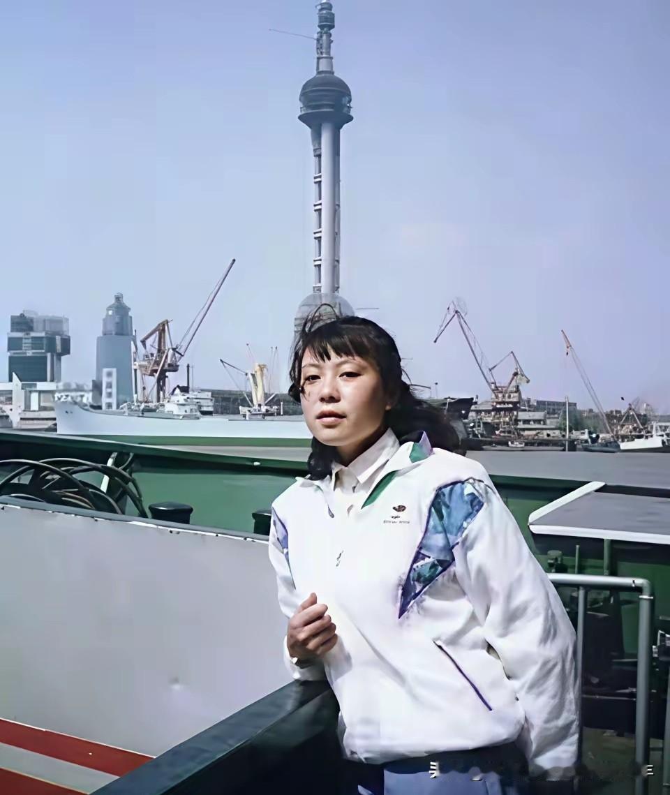 二十世纪九十年代初，清华大学多才多艺的学生 —— 朱令来到了大上海的黄浦江畔。