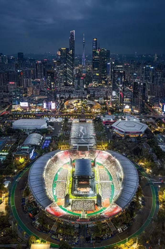 薛之谦演唱会ProMax版舞台 56块影院屏同时点亮是什么概念？是整个人被光影吞