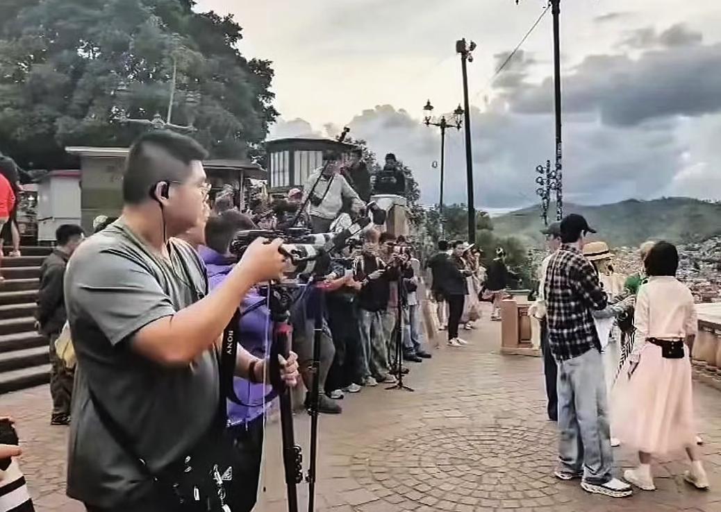 原来录综艺的摄影机位有这么夸张