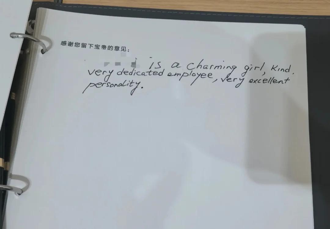 华为售后的留言簿
八十多岁的kel爷爷，是一位有着特殊缘分的外国老人。他的养父母