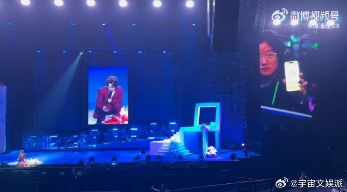 张栋梁现场给歌迷扫码转账 哇塞！张栋梁现场掏出手机面对面转账，给歌迷补发红包，主