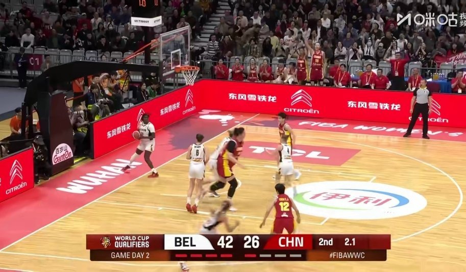 中国女篮半场落后比利时14分半场打得太憋屈了，全队状态没打开，内线双塔手感低迷，
