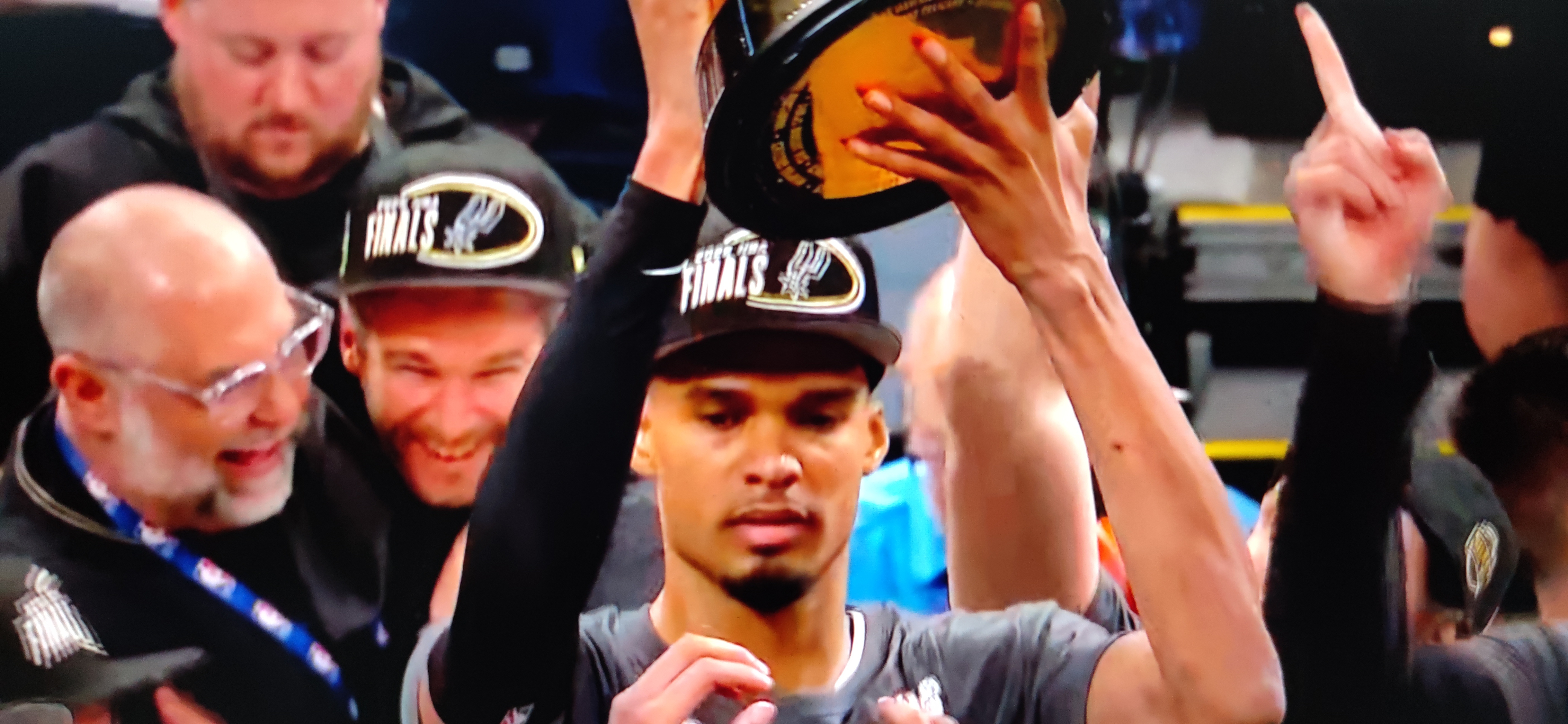 文班亚马荣获NBA西决MVP 