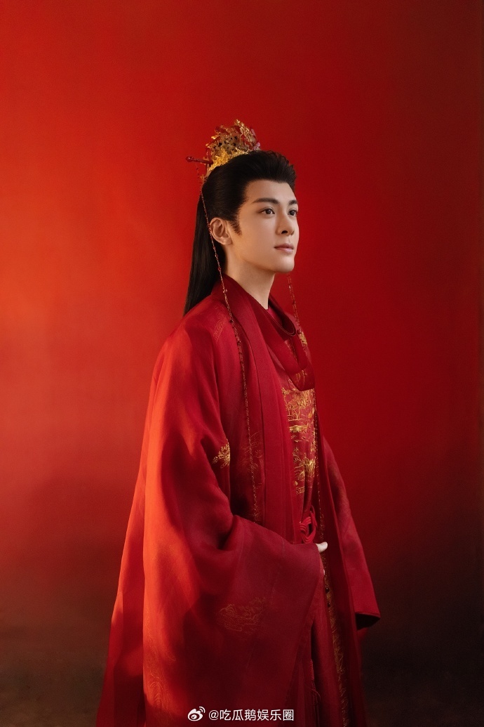 曾舜晞《临江仙》红衣大婚造型惊艳亮相，白九思与李清月大婚场景既浪漫又悲情。他目光