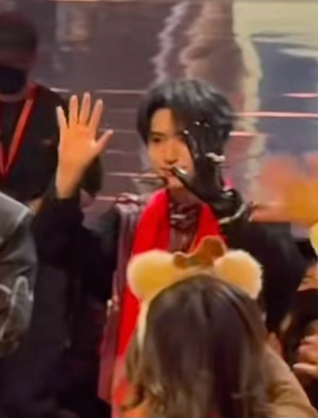 呜呜呜，好想你啊🥹 乖乖挥手和粉丝再见，永远真诚的浩翔哥哥 