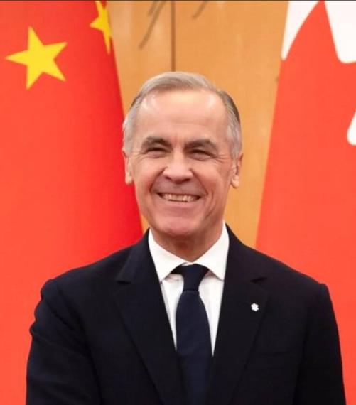 加拿大总理卡尼发文说：“加拿大有近200万华裔，其中许多人的家人和朋友远在太平洋