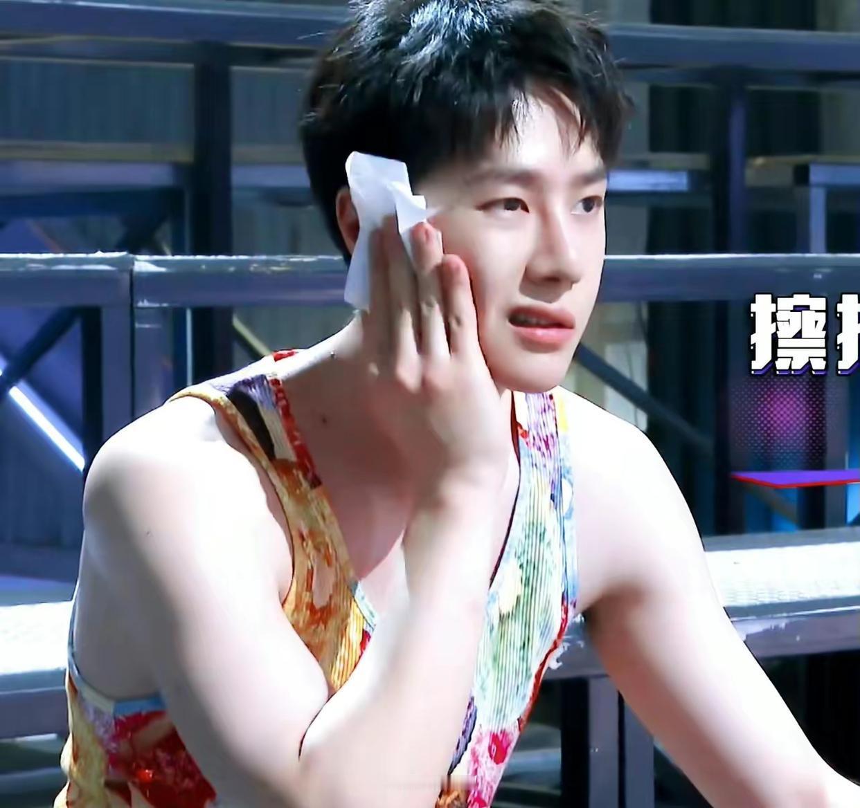 王一博擦汗都这么可爱，他真的好白啊，白得发光，还粉嫩粉嫩滴，这皮肤羡煞多少女生啊