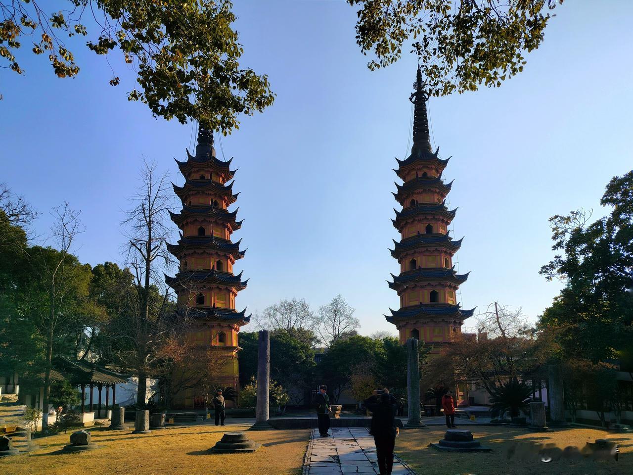 苏州罗汉院双塔位于姑苏区定慧寺巷，是全国重点文物保护单位 。双塔始建于北宋太平兴