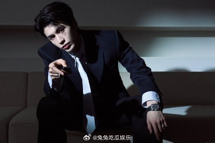 张凌赫白玉兰活动出图  张凌赫白玉兰活动造型帅出新高度了 