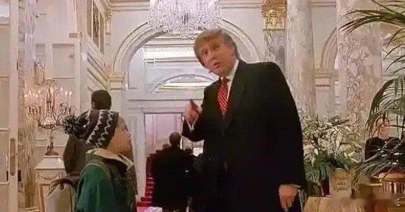 万斯自嘲像小鬼当家，有人说，他实则是狂喜，自己短暂的成为了白宫的主角！我觉得，只