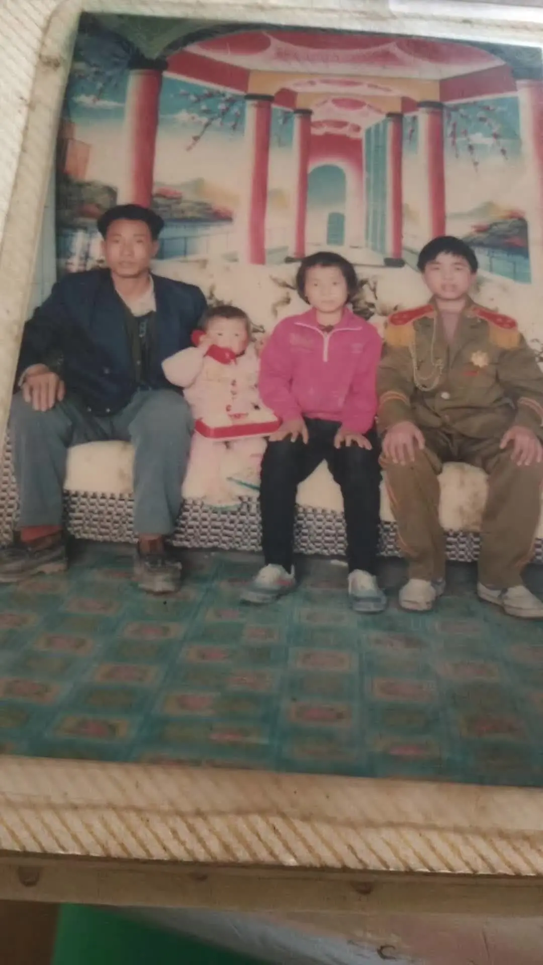 “世上只有一个男人说养你是真的，他不嫌你素颜不化妆，你胖他高兴，你瘦他...