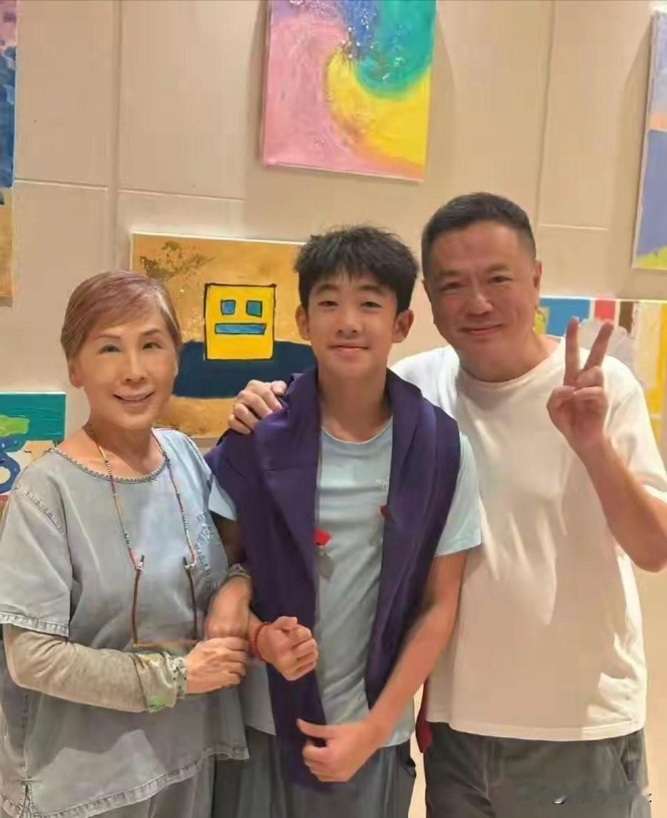 应采儿爸爸说想Jasper了，孩子去英国留学离得太远，他有时候会偷偷掉眼泪。看得