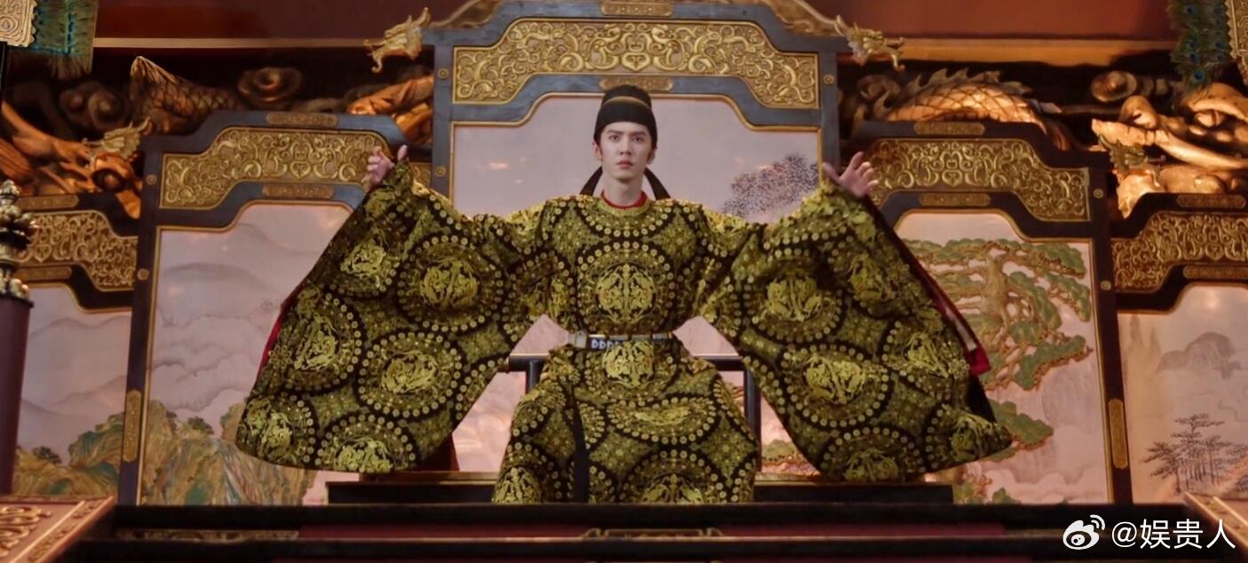 我嘞个痘！终于明白古代为什么要虚系腰带了ps：陈哲远这衣服看着真像一条蟒蛇🐍 