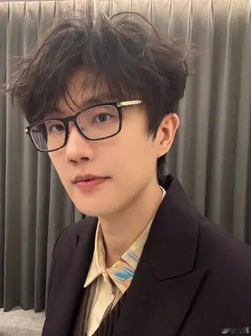 许嵩的权威我后知后觉短视频常年被许嵩老歌刷屏，翻手为云覆手为雨氛围感拉满，《素颜