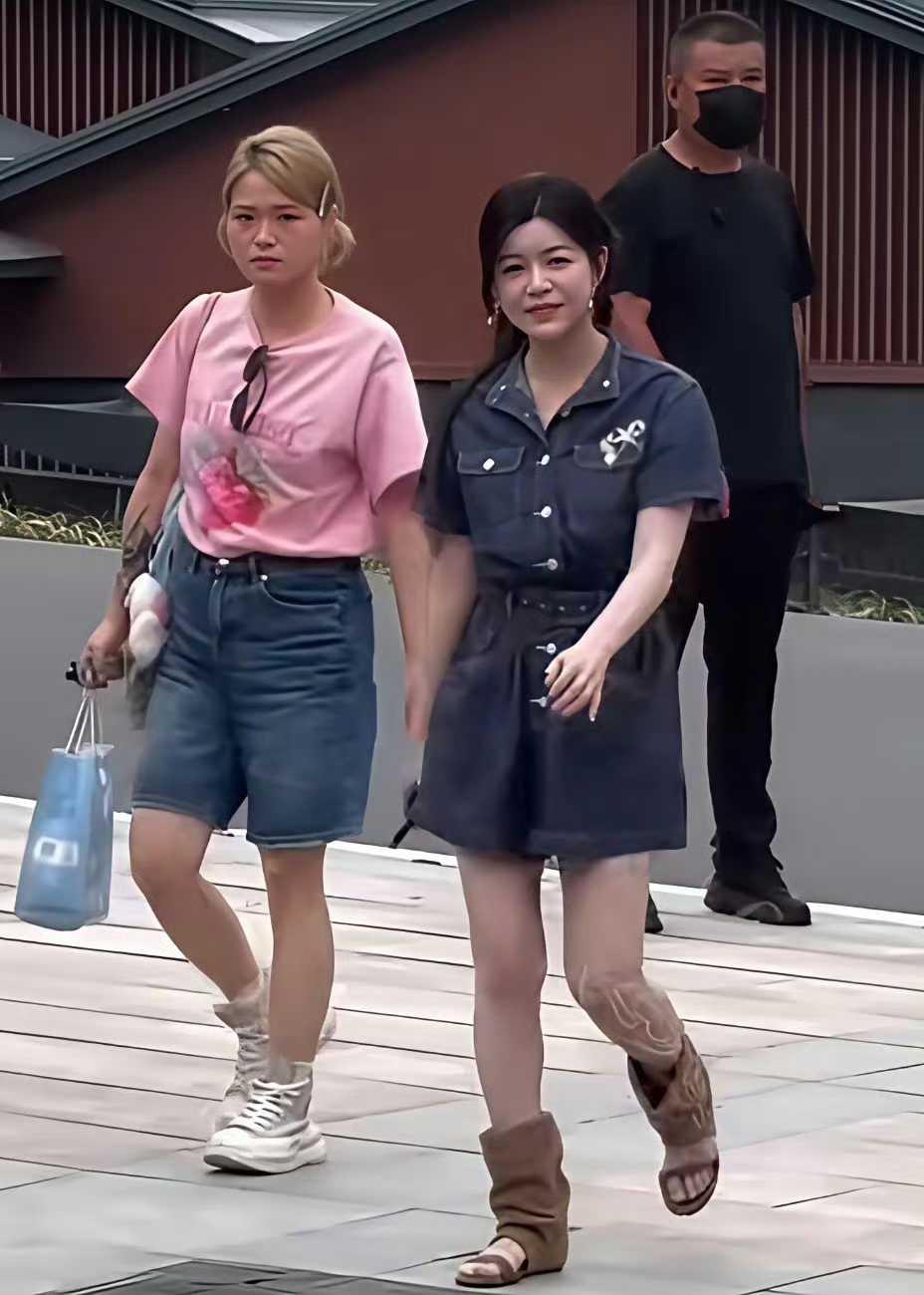远看陈妍希很普通，像个路人，近看还是漂亮，皮肤好，娃娃脸不显老。 ​​​