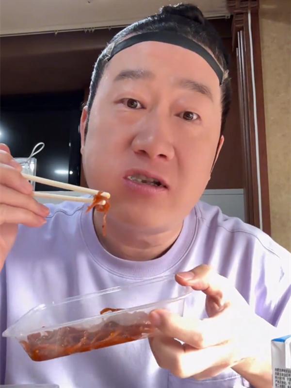 张鹤伦进组拍戏，身为配角待遇比主角岳云鹏、王九龙还要好。早晨七点到片场，化妆，吃