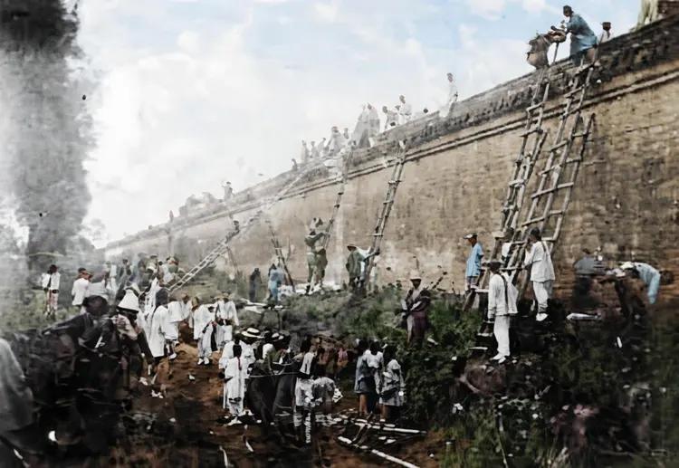 这张老照片，藏着晚清最扎心的真相
 
1900年8月14日，北京皇城根下，一张照