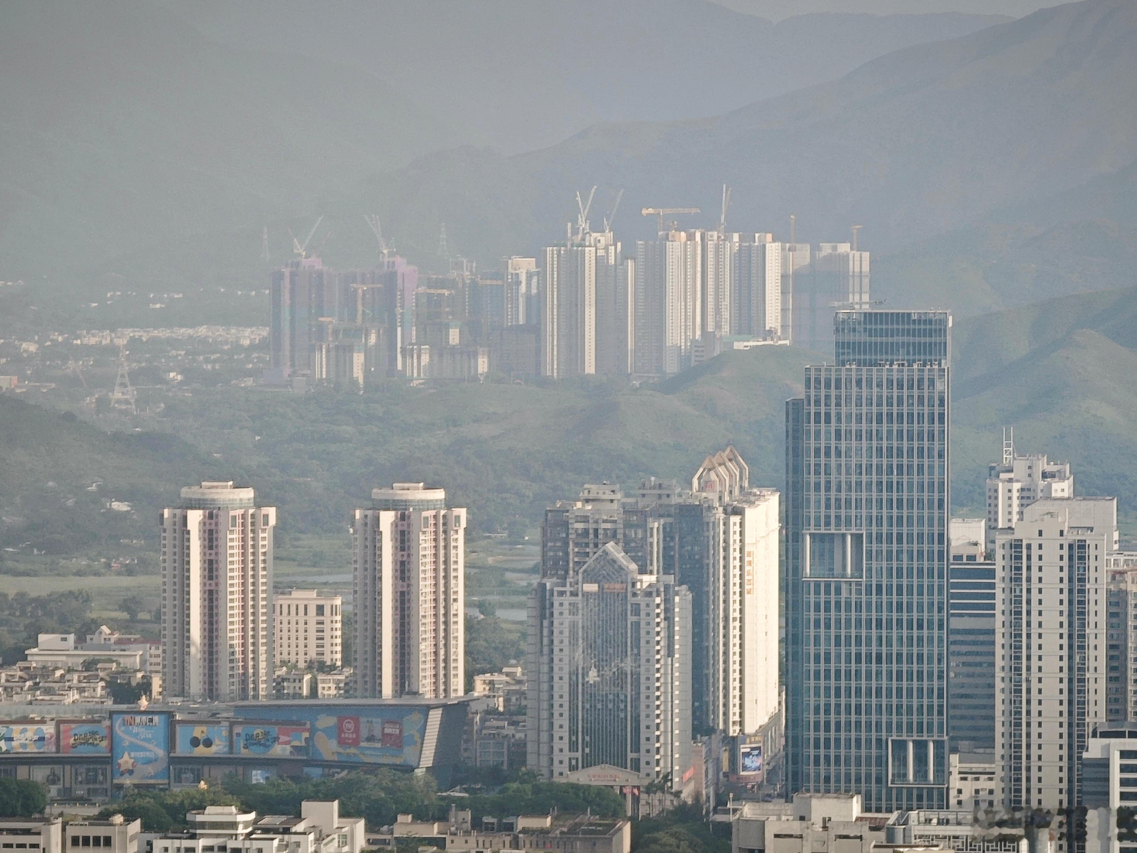 随手拍 福田视野，深港同框，远景建筑就是香港北区 深圳·深圳福田区体育中心