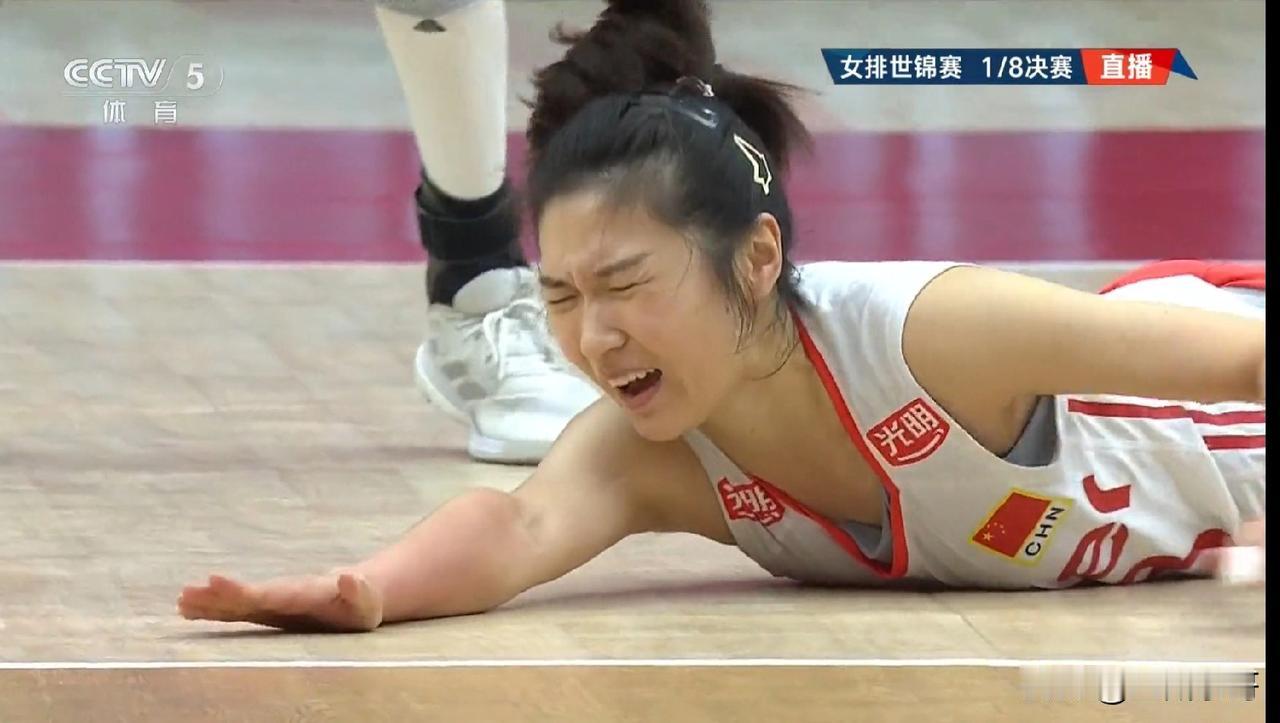 世锦赛八分之一决赛，中国女排VS法国女排以20:25先输掉第一局。有四人难辞其咎