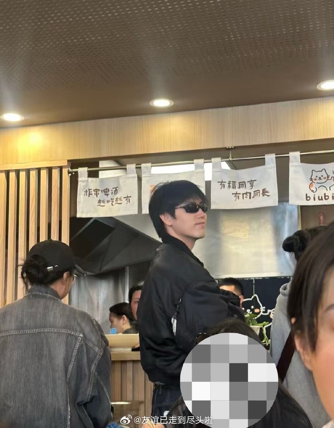 路人偶遇陈飞宇，路人原相机+素颜阿瑟看见有人拍他，还热情比了个耶 