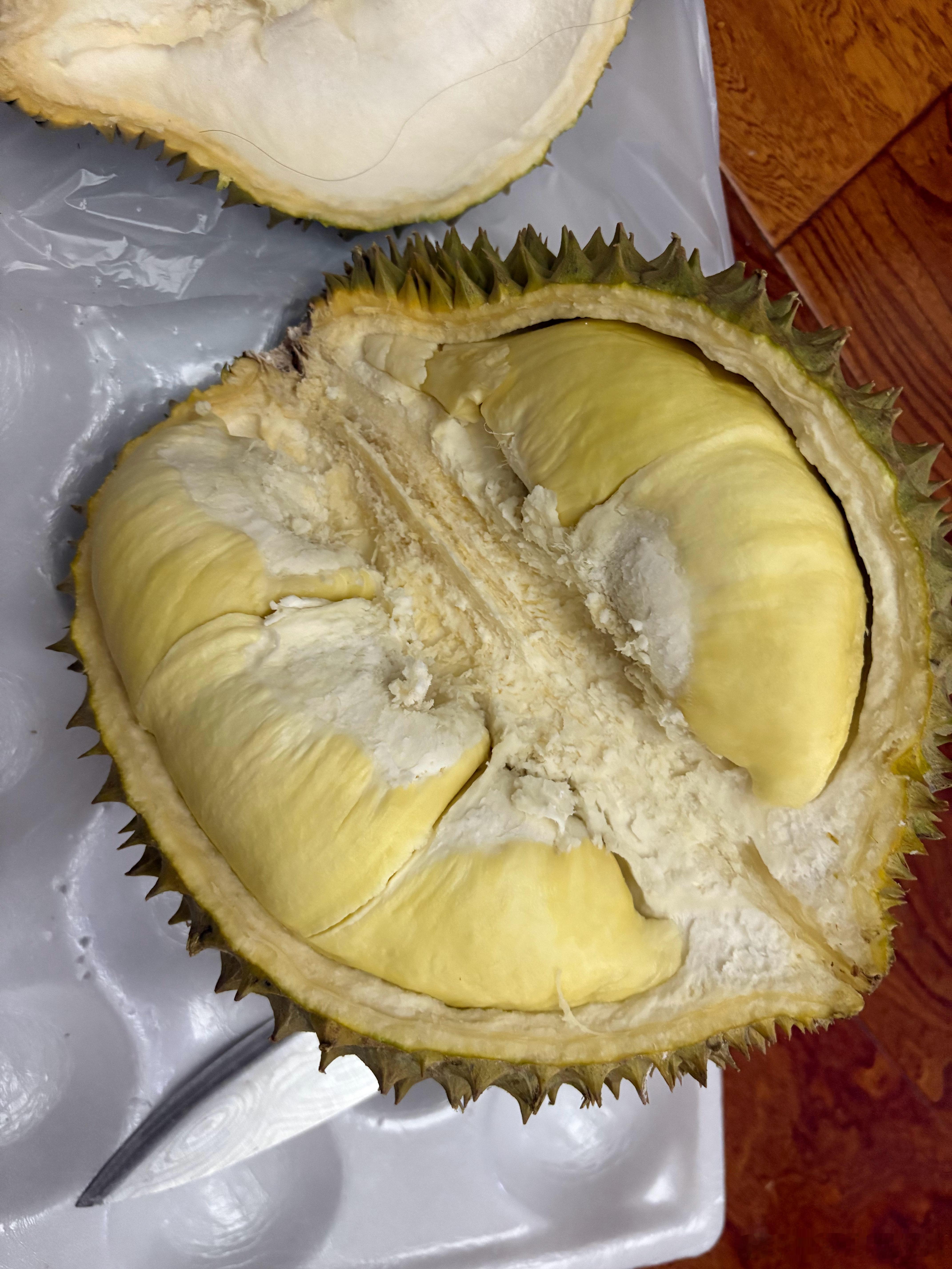 榴莲价格彻底崩了今天刚在水果店买了一个干包的一百五六十块 