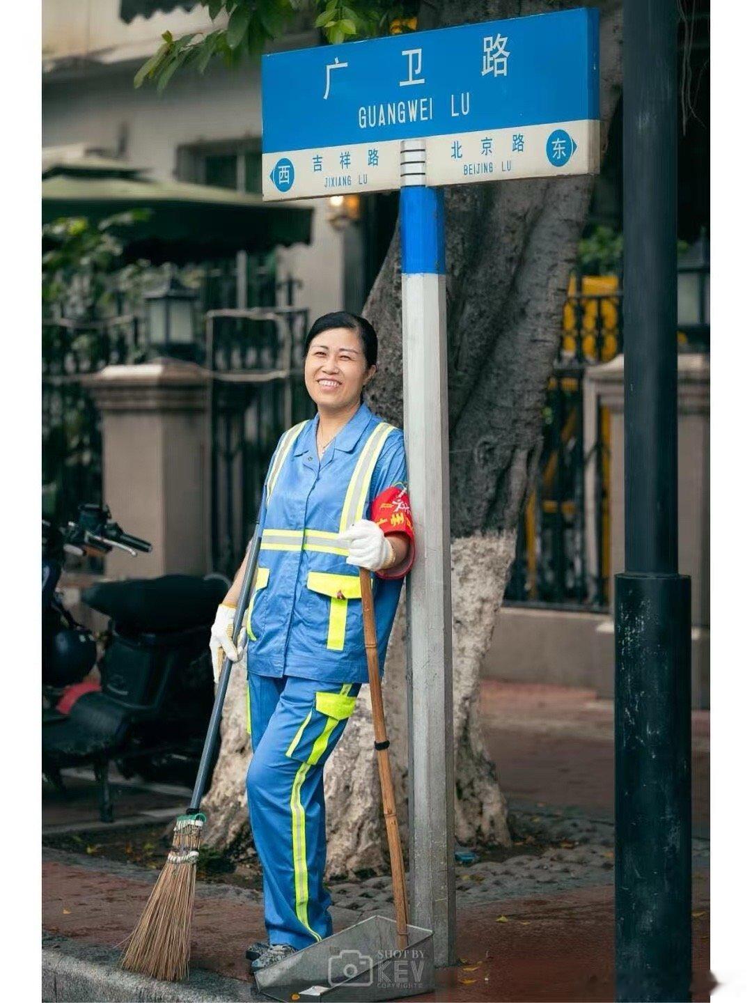 平凡坚守的每一刻都值得被记录晚上9点下雨，步行回家，见一大姐在雨中吃力扫落叶。问