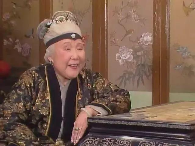 春节祭祀活动结束后，贾珍的妻子尤氏让贾母到上房就坐。这是贾家全族人的祭祖，不只是