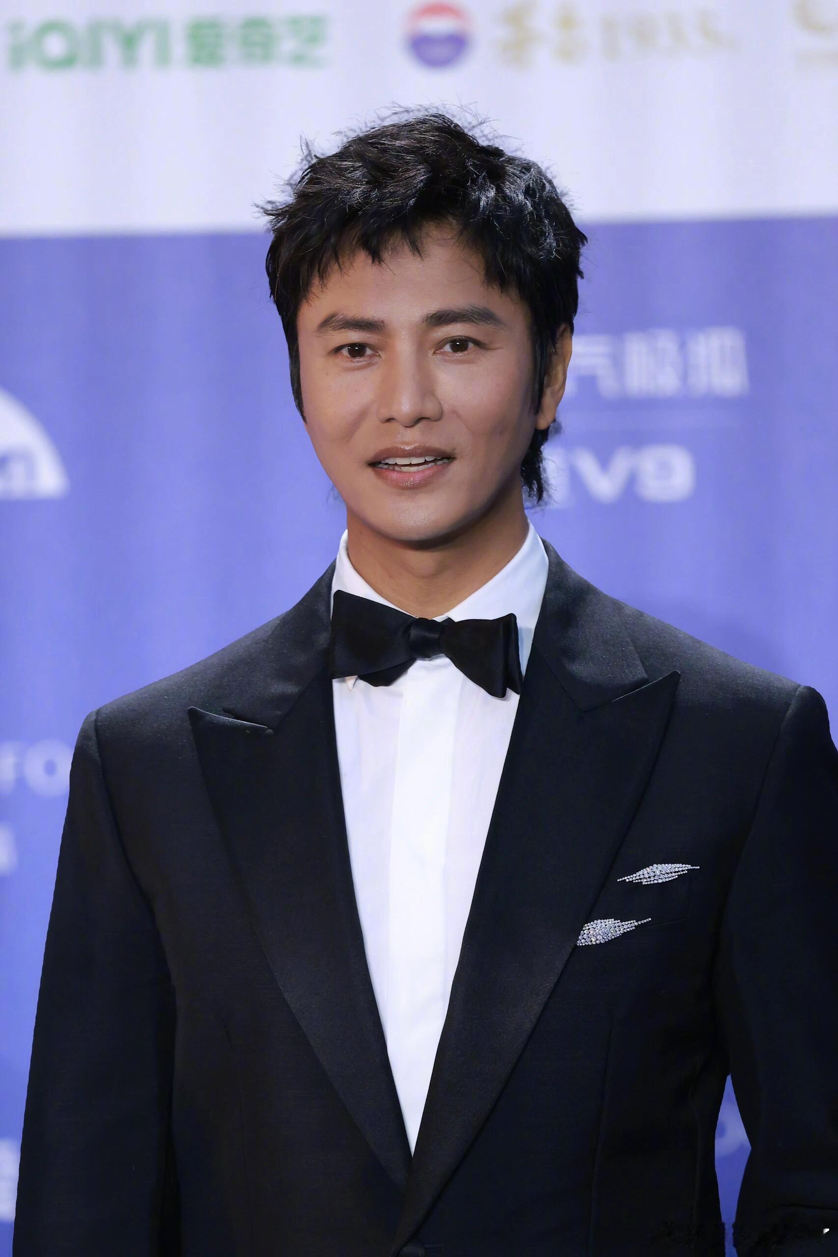 陈坤法拉利老了还是法拉利 陈坤携新作电影《1840》亮相北影节红毯，50岁正是拼