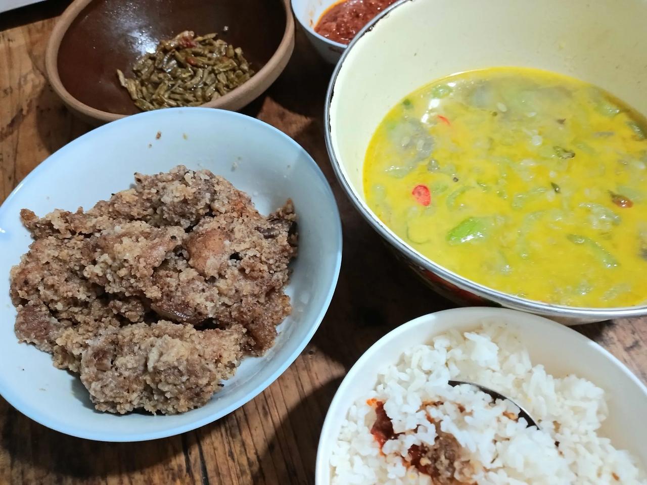 国庆晚餐
丝瓜汤、粉蒸肉、咸豇豆、辣椒酱、小酒一两、白米饭，美哉，足矣！
#秋日