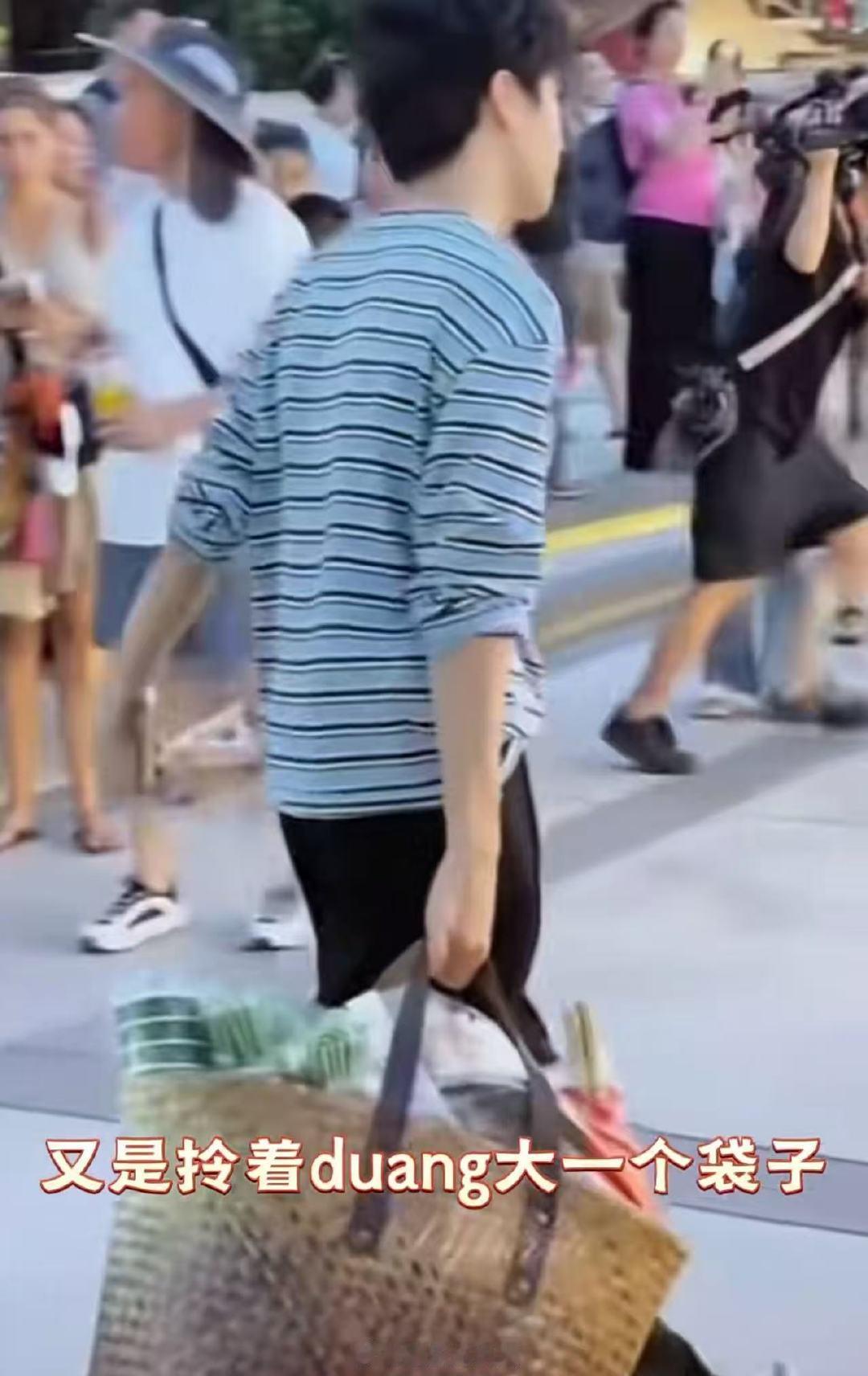 王俊凯搬完这个搬那个王俊凯搬完这个搬那个，臂力好强！王俊凯臂力好强