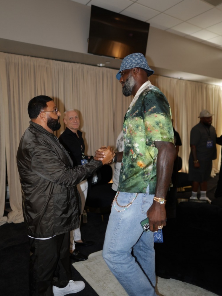 詹姆斯回到纽约参加了Jay–Z 30周年演唱会，还是很惬意自在的。外面关于他去哪