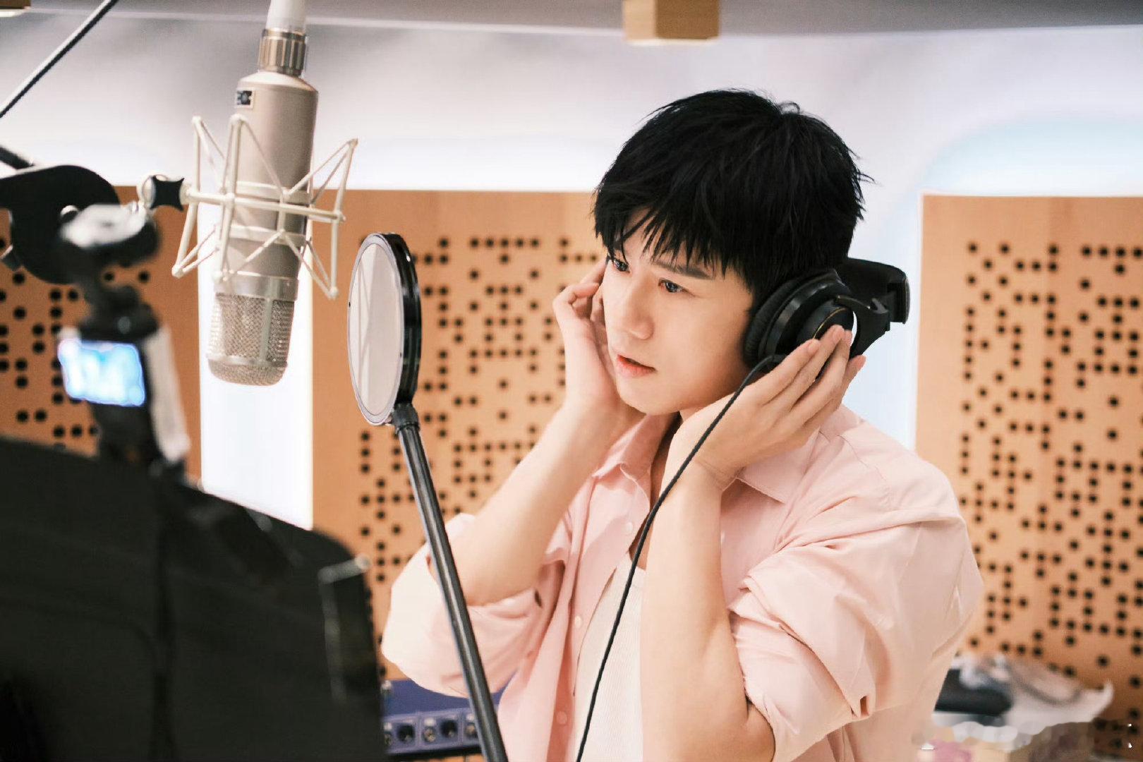 张杰马年贺岁单曲策马 新岁新声，张杰《策马》如约而来。让歌声带你奔赴远方，明天1