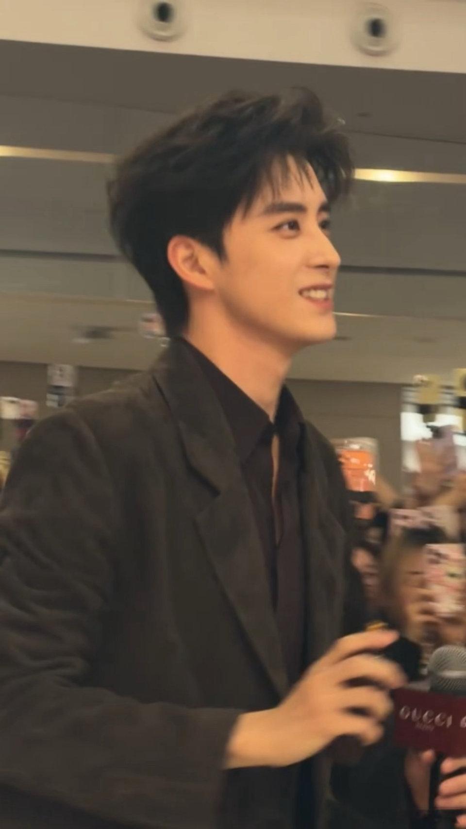 模糊不清的镜头都挡不住岑总的帅气，大家都快来爱奇艺预约不二之臣。很期待哦！ 