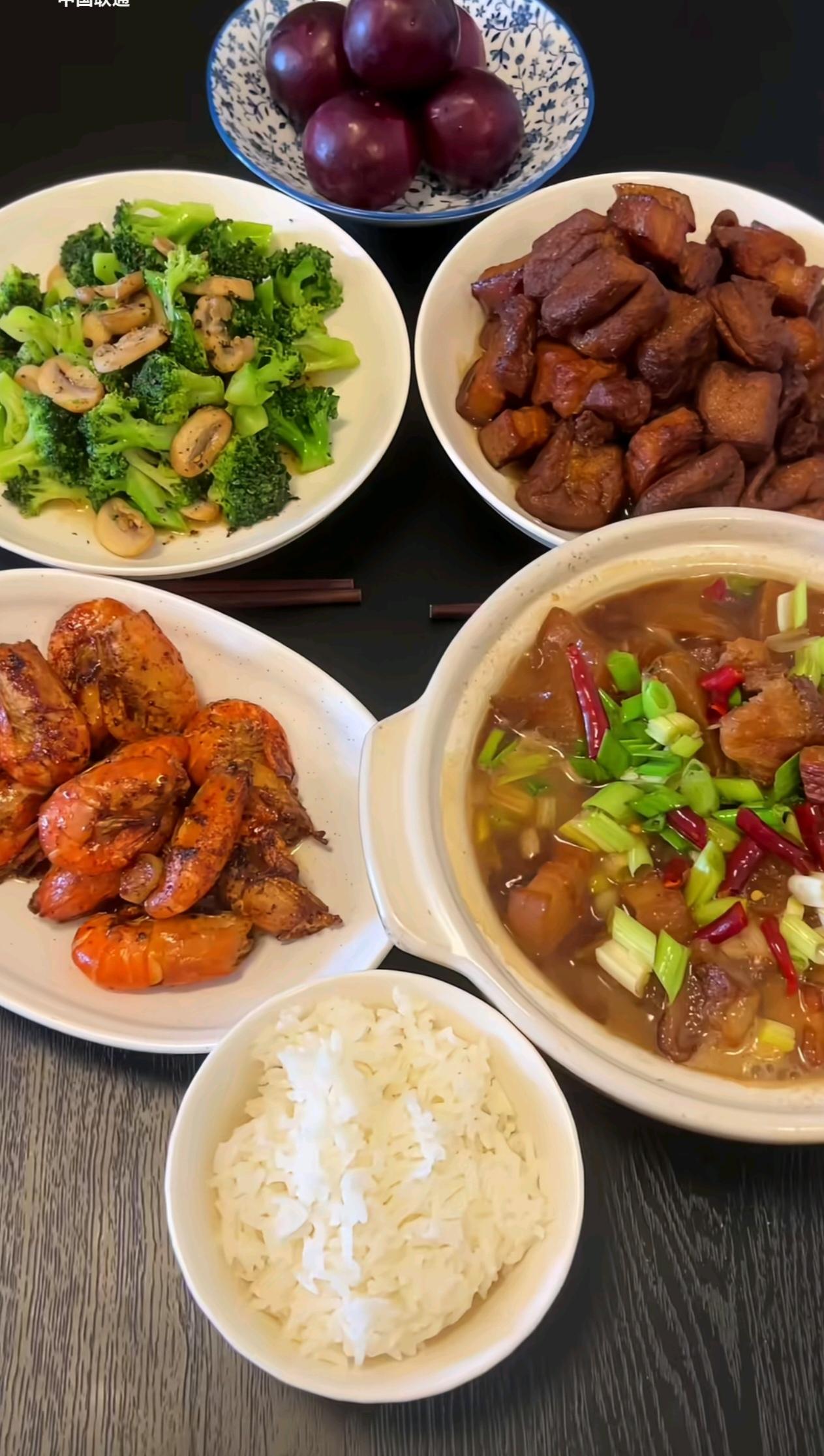 婆婆做的午餐很是丰盛。

油豆腐炖肉、萝卜炖肉、黑胡椒罗氏虾，还有清爽的西兰花炒