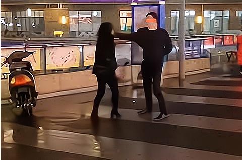 离大谱！夫妻俩街头吵架，女子竟然一气之下把裤子脱掉，还张开双腿展示！丈夫吓得赶紧