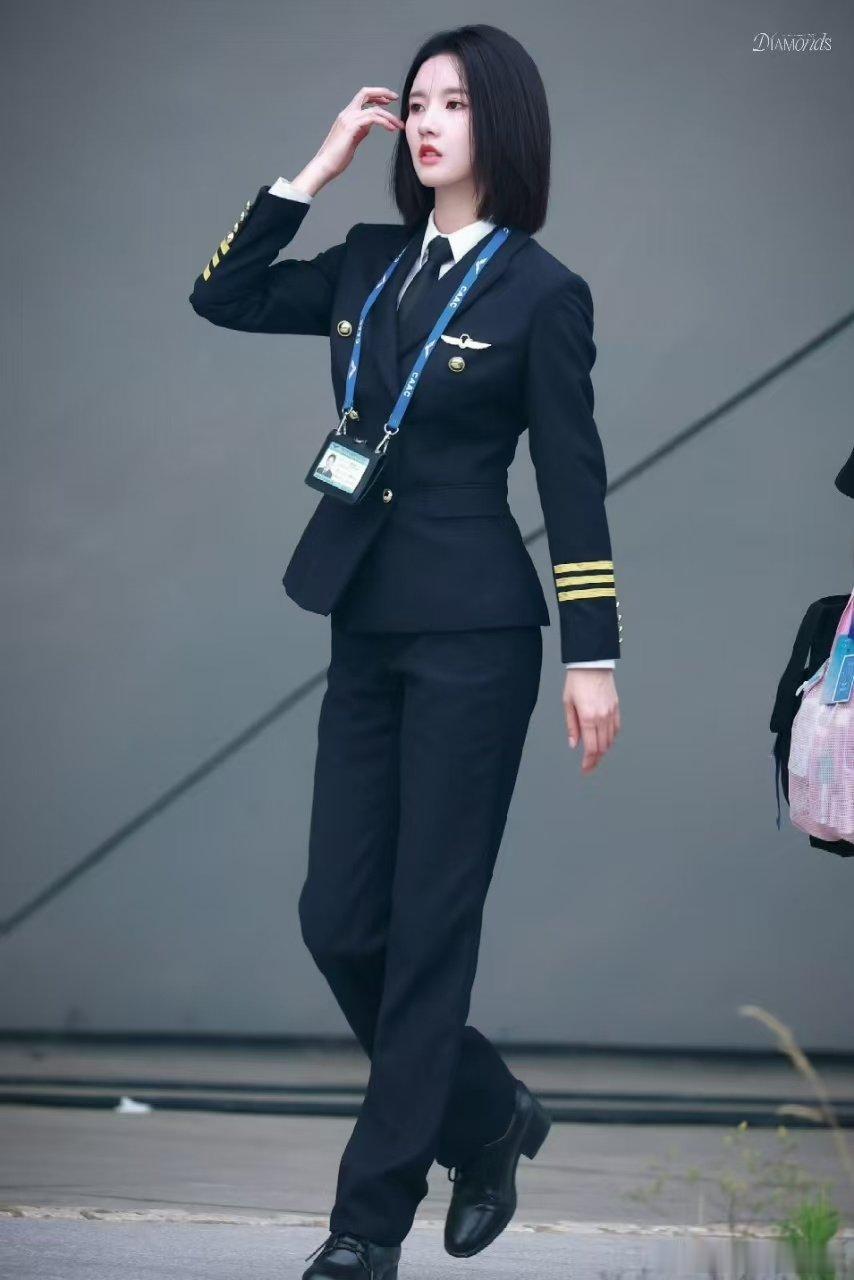 刘些宁新剧杀青不基础 笑不活了！刘些宁新剧造型也太绝了吧！短发制服飒到炸，长发红