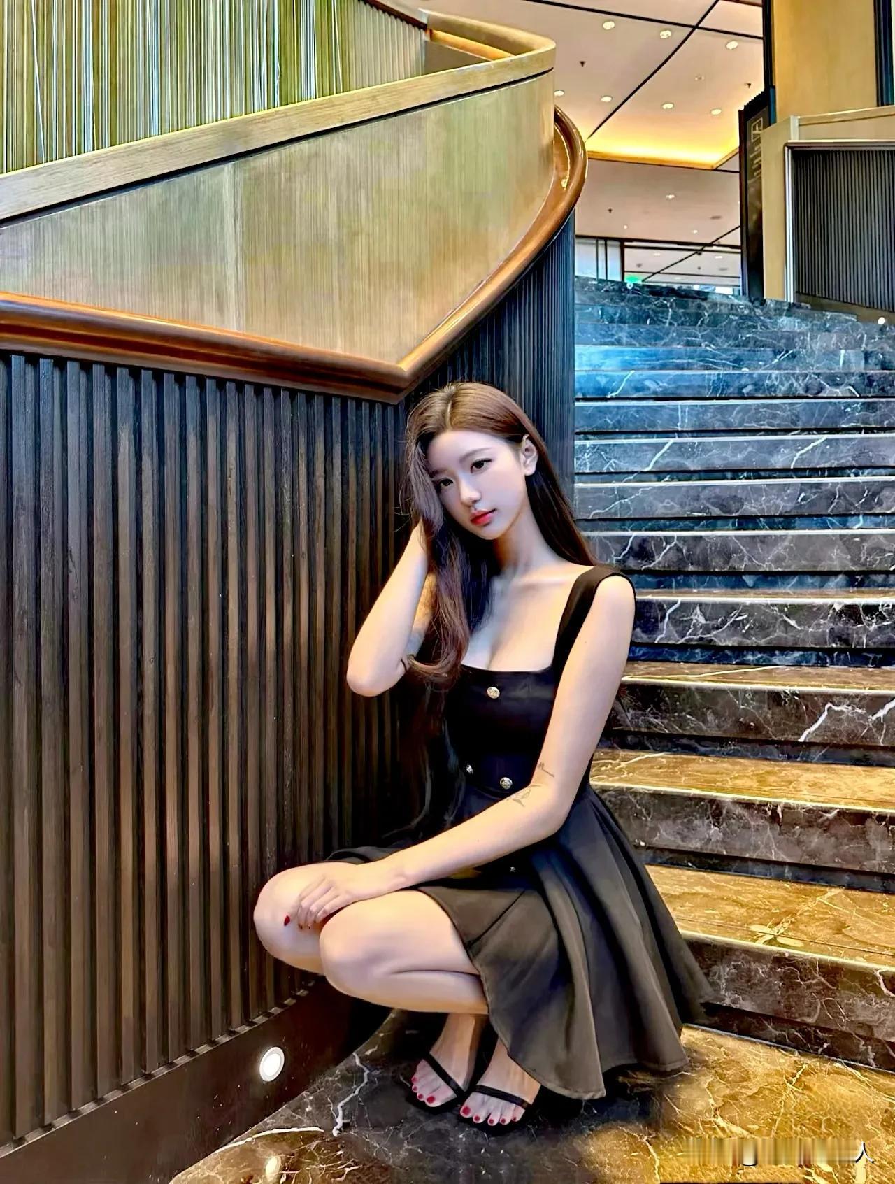 #夏日生活打卡季#美人坐石阶，衣带轻飘舞。